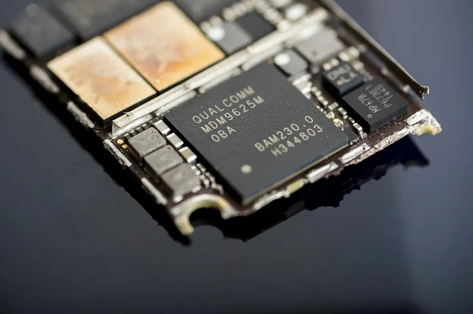 Apple has spent years trying to replace the Qualcomm modem chip in its iPhones. Photographer: Brent Lewin/Bloomberg